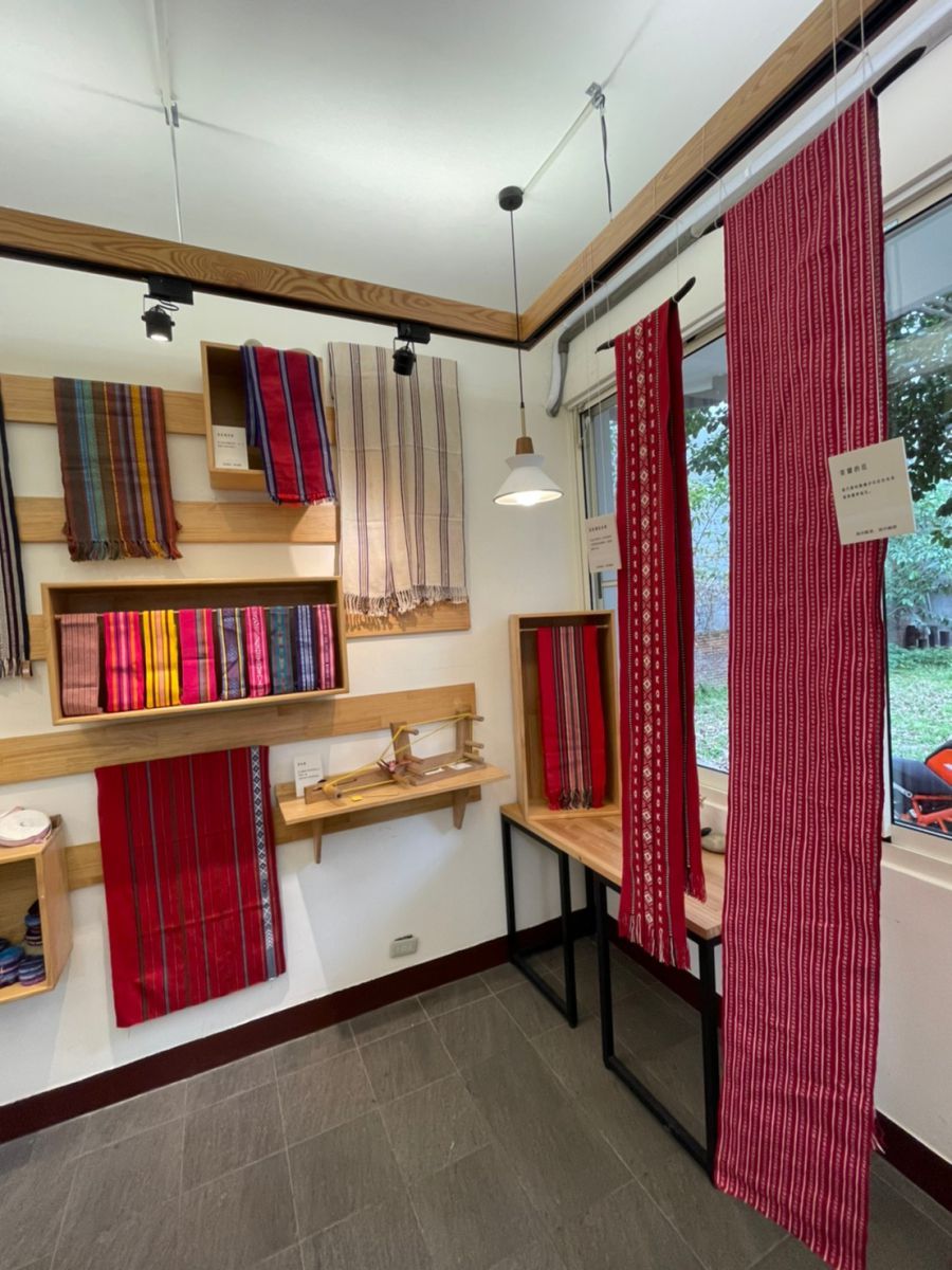 TaTak新北市原住民族文創聚落平臺展出織布特展照片