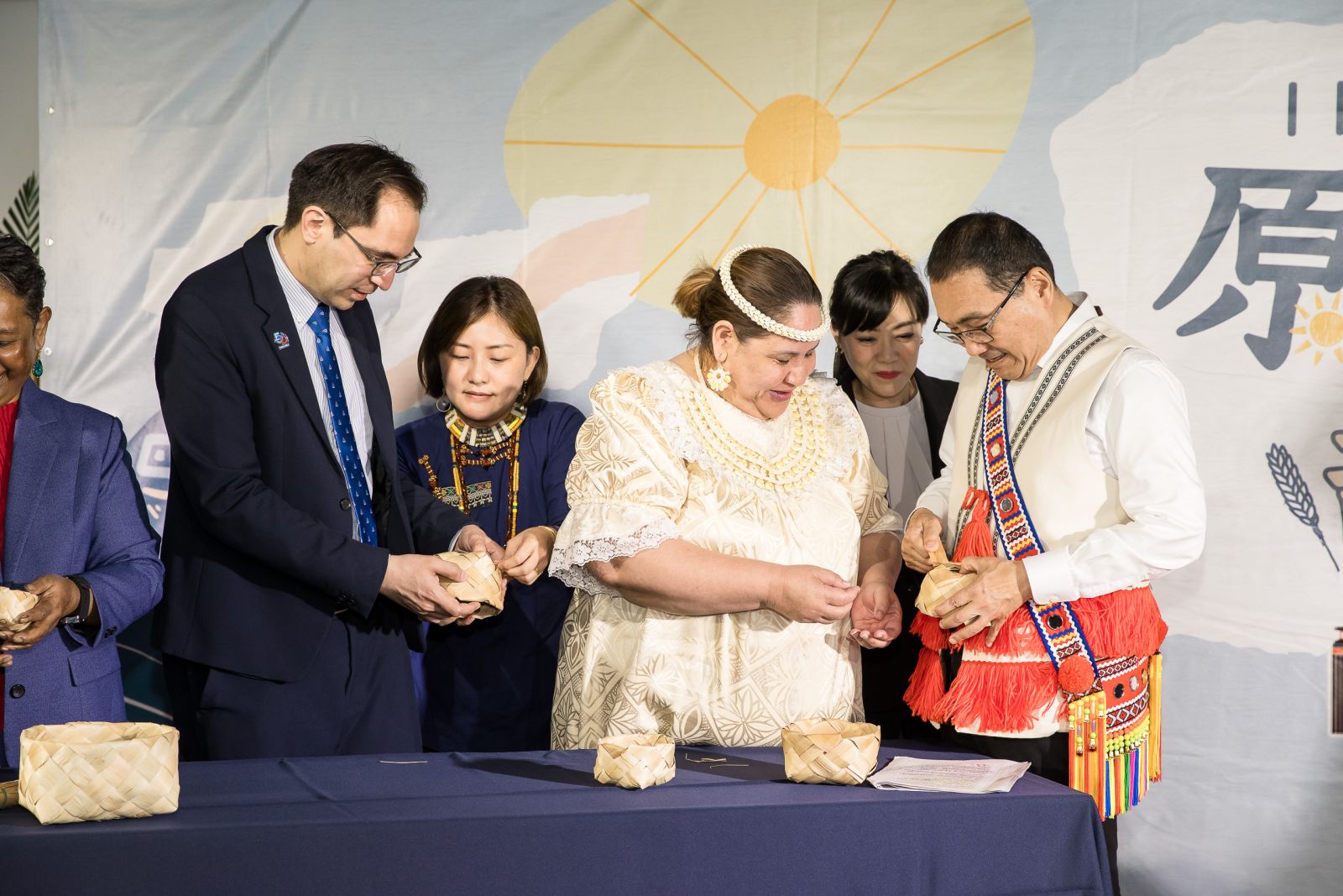 侯友宜市長與馬紹爾群島大使卡蒂爾大使-月桃葉編織圖片